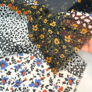 Georgette di viscosa con stampa a bordi in fiorellini colorati