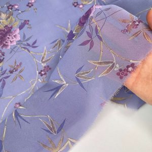 Georgette di viscosa lilla con stampa stilizzata