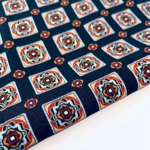 Viscosa blu con rombi colorati nelle tonalità del rosso e azzurro