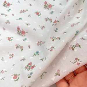 Cotone morbidissimo plumetis avorio con Certificazione Oeko-Tex con stampa a fiorellini rossi