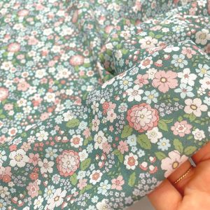 Cotone morbidissimo con Certificazione Oeko-Tex con stampa fiorellini inglesi su base verde