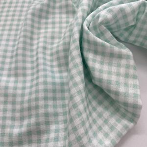Mussola a scacchi color latte e menta e avorio con Certificazione Oeko-Tex e GOTS