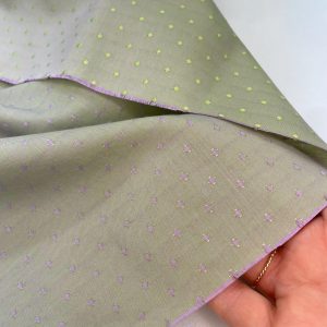 cotone certificato a pois lilla su base verde double-face