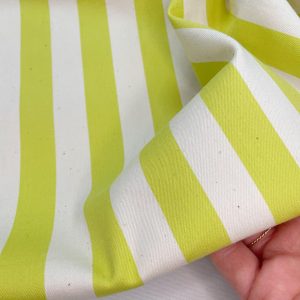 Gabardine di cotone con stampa a righe ecru e lime con Certificazione Oeko-Tex