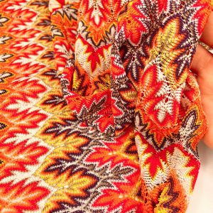 Maglia di cotone Missoni nelle colorazioni calde dell'arancio, rossi e marroni