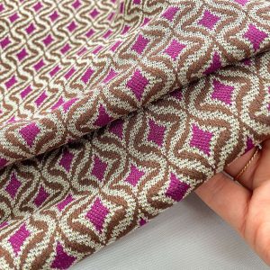 Maglia di viscosa con lavorazione jacquard con rombi nelle tonalità del beige e fucsia