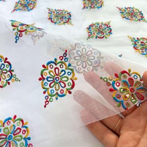 Ricamato maiolica su base organza in seta