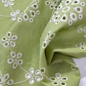 Sangallo pistacchio con ricamo in bianco in 100% cotone