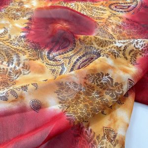 Crêpe di viscosa sfumata nelle tonalità calde dei gialli e dei rossi con stampa paisley