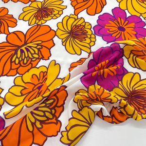 viscosa morbidissima con stampa Wax nelle tonalità calde dell'arancio, giallo e fucsia