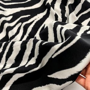 giavanese di viscosa con stampa zebrata bianca e nera, un grande trend di quest'anno
