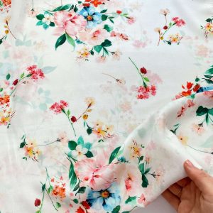 giavanese di viscosa a fiori colorati nelle tonalità dei rosa, azzurri e corallo su base bianca