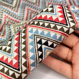 Raso di viscosa con stampa a spina di pesce nelle tonalità dell'azzurro polvere, corallo, beige e marrone