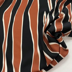 Giavanese di viscosa con stampa a righe ondulate, con un forte richiamo al mondo animalier, ma rivisitato in una palette di colori calda e terrosa
