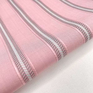 Tessuto in cotone Certificato Oeko-Tex a righe su base rosa