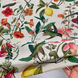 Tessuto in cotone Panama con stampa Botanic: macro foglie tropicali e piante verdi su fondo corda