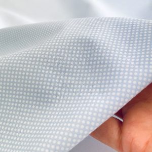 Cotone Certificato GOTS a pois bianchi su base celeste ideale per fiocchi nascita e cucito creativo