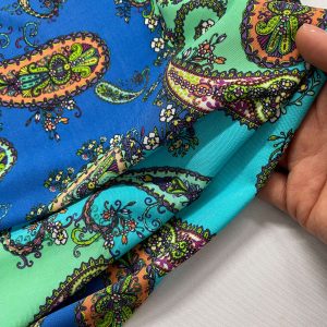 Maglina di viscosa con stampa digitale paisley nelle tonalità del verde a dell'azzurro