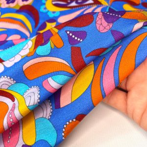 Maglina di Emilio Pucci colorata su base blu