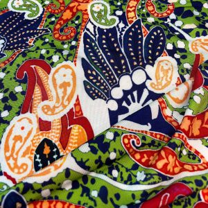 Maglina in viscosa con stampa paisley nelle tonalità dei verdi e blu