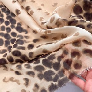 Georgette di viscosa con stampa animalier sfuamta nelle tonalità dei beige e marroni