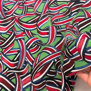 Maglina di viscosa Gucci con stampa nastri su base verde
