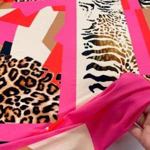 Maglina di viscosa Roberto Cavalli Pop con stampa animalier nelle tonalità del corallo e fucsia