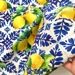 Cotone meraviglioso con stampa maiolica e limoni nelle tonalità del blu e del giallo, la sua satinatura rende tridimensionale la stampa digitale